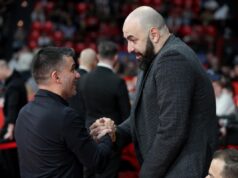 IGRAO JE I U ZVEZDI I U OLIMPIJAKOSU, A ZA KOGA VEČERAS NAVIJA? Legendarni Pero Antić gleda meč u Pireju, crveno-beli se odmah oglasili! FOTO Crvena zvezda Olimpijakos Evroliga (6).jpeg