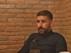 Eden Azar kuca na vrata svlačionice, traži me… Nikola Ristanović.jpg