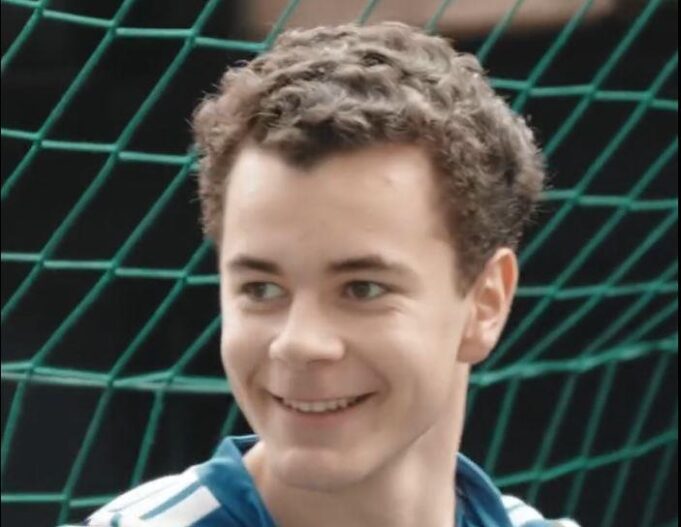 devojka gleda u ogledalo svoje sede vlasi