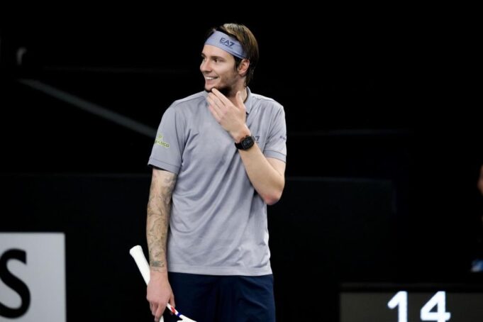 ZABORAVITE NA SVE ŠTO STE VIDELI DO SADA - OVO JE NAJLUĐI POEN U ISTORIJI TENISA! Skupljač lopti, VAR provera, as servis ispod ruke... Nestvarno! (VIDEO)