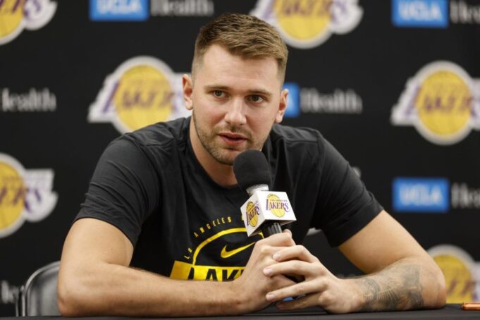 Dončić čeka red ispred restorana brze hrane