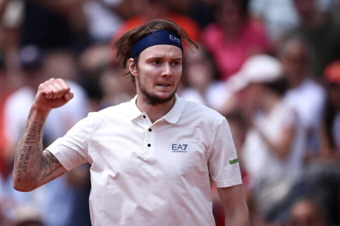 Aleksandar Bublik posle pobede na Rolan Garosu