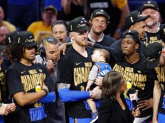 KAKAV MALI CAR! TATA MU OSVOJIO NBA LIGU, A ON SPAVA NASRED TERENA! Sin igrača Oklahome postao hit na mrežama, svi ga porede sa ćerkicom Nikole Jokića! (FOTO) EljKzqvJ