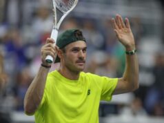 NIKOME NIJE JASNO KAKO JE OVO IZVEO… Da li imamo poen godine u tenisu? Protivnik ga lobovao, on stigao lopticu, pa udarcem iznad glave šokirao svet! FOTO NIKOME NIJE JASNO KAKO JE OVO IZVEO... Da li imamo poen godine u tenisu? Protivnik ga lobovao, on stigao lopticu, pa udarcem iznad glave šokirao svet! VIDEO