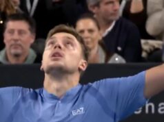 PRVO JE POGLEDAO U NEBO, A ONDA… Hamad nije mogao da sakrije sreću posle najveće pobede u karijeru – kada se okrenuo ka svom boksu usledilo je ludilo! FOTO PRVO JE POGLEDAO U NEBO, A ONDA... Hamad nije mogao da sakrije sreću posle najveće pobede u karijeru - kada se okrenuo ka svom boksu usledilo je ludilo! VIDEO