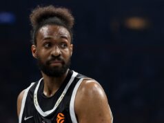 NAVIJAČIMA PARTIZANA PREKIPELO POSLE OVOGA – UMALO NIJE DOBIO BATINE! Pogledajte potez Džabarija Parkera koji je razbesneo Grobare! Kap koja je prelila čašu! OLYMPIACOS-PARTIZAN_12.JPG
