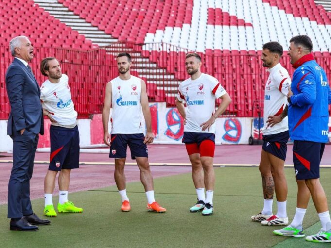Fudbaleri Crvene zvezde nakon utakmice protiv Javora