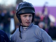 HOROR! DŽOKEJ (25) SE BORI ZA ŽIVOT NAKON PADA SA KONJA! Avionom prebačen u bolnicu, na intezivnu negu Glb0G9xe