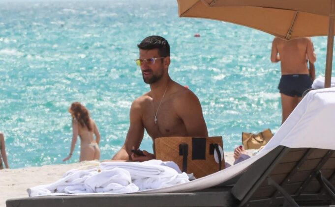 FOTO UBOD - NOVAK UHVAĆEN KAKO SE LJUBI SA JELENOM NA PLAŽI: Pogledajte šta je ONA imala na sebi, slika o kojoj svi pričaju!