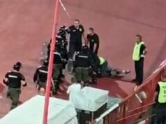 HAOS I DRAMA NA MARAKANI! SCENA KOJU NISTE MOGLI DA VIDITE U PRENOSU UŽIVO! Navijač se zaleteo i pokušao da otme zastavu! Policija ga je jedva savladala (FOTO) Piksi