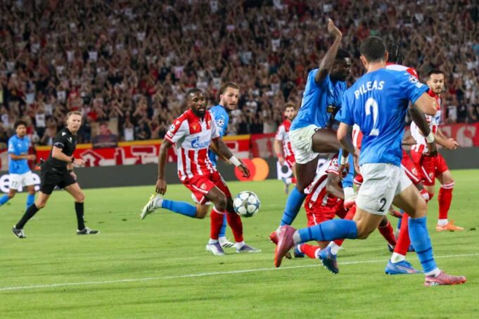 Vladan Milojević potpisuje loptu na Kipru