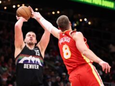 SPORO KRENUO, A ONDA – ČISTA MAGIJA! Ovako je Nikola Jokić uništio Atlantu: Pogađao odakle je hteo, delio asistencije od kojih se vrti u glavi… (FOTO) Nikola Jokić na meču Atlanta Hoks - Denver Nagets
