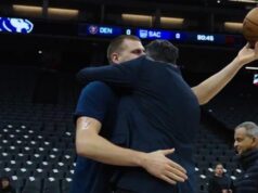 UVEK JE FEŠTA KAD SE SRBI SRETNU! Divac grlio Jokića, a onda tražio da mu pokaže jednu stvar! (FOTO) Nikola Jokić