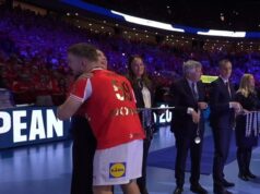 PRIŠAO KRALJICI I ZAGRLIO JE! PA, GDE BAŠ NJU: Danski rukometaš se potpuno izgubio tokom dodele medalja Danska