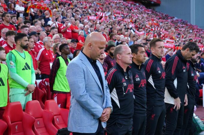 Diogo Žota transparent na Enfildu