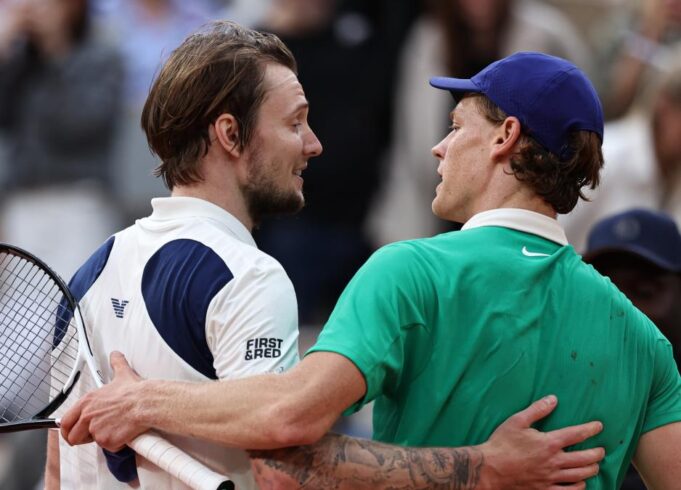 Aleksander Bublik posle pobede protiv Janika Sinera