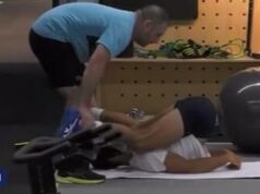 ZBOG OVOGA ZA ĐOKOVIĆA KAŽU DA JE OD GUME! Nestvarno je šta sve Novak može da uradi – pogledajte kako se isteže, a ima 37 godina! (FOTO) M8PqKY3l