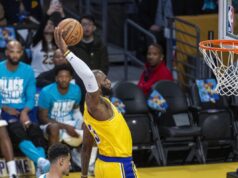 KAKO NIJE POLOMIO OBRUČ? LEBRON IMA 40 GODINA, ALI JE I DALJE PRAVA ZVER! Ono što je uradio je neverovatno, pogledajte monstruozno zakucavanje! FOTO xe9joBj8