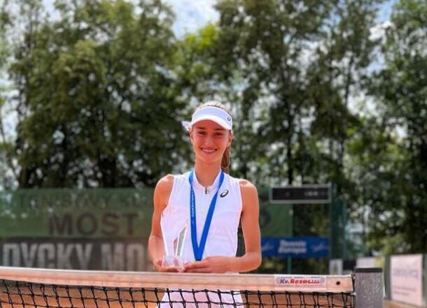 VEC-JOJ-SE-OSTVARIO-SAN-ZAIGRALA-JE-ZA-REPREZENTACIJU-SRBIJE.jpg VEĆ JOJ SE OSTVARIO SAN! ZAIGRALA JE ZA REPREZENTACIJU SRBIJE, A IMA SAMO 15 GODINA: Mlada nada našeg tenisa ne može da sakrije emocije: Ispunili su mi se snovi