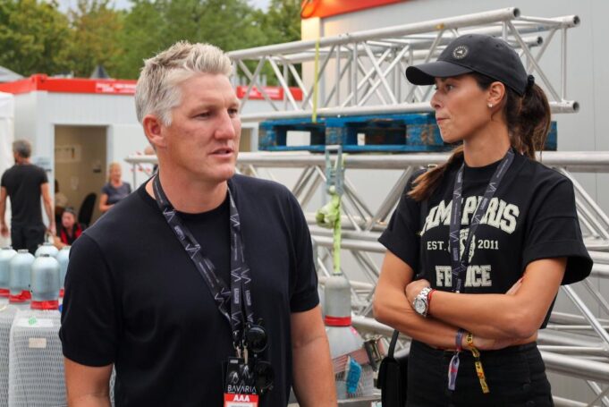 Ana drži slike sa Švajnijem, a on šeta novu devojku