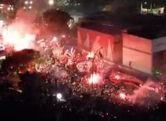 NEZAMAPĆEN HAOS! KADA SE ISPRAĆAJ NA SP PRETVORI U RAT! Navijači divljali ispred aerodroma – policija bacala ŠOK BOMBE kako bi zaustavila besnu masu! yJ51LyAJ