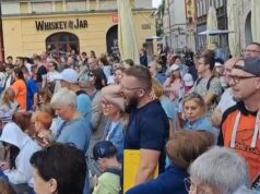 VIŠE STOTINA LJUDI NA TRGU U POZNANJU: Ne, nisu stigle Delije! Nešto drugo je u pitanju! (FOTO) Vladan Milojević