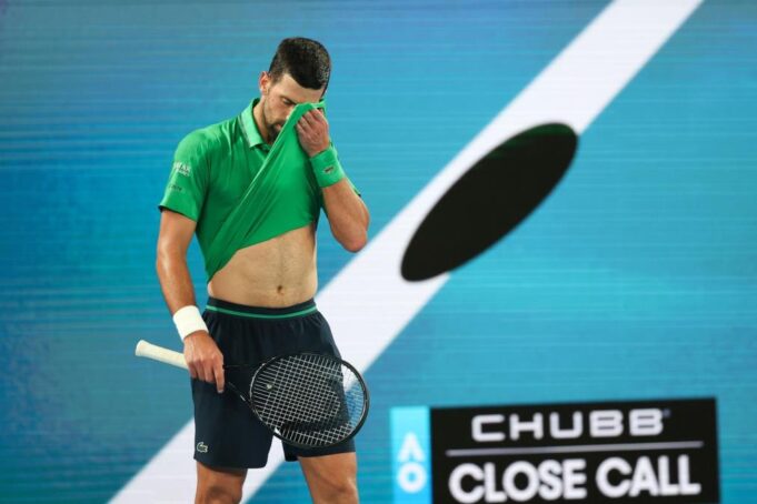 ĐOKOVIĆ NE MOŽE DA DOĐE DO VAZDUHA, UHVATIO SE ZA GRUDI, PA TRAŽIO TABLETU! Novak u ogromnim mukama! Ne oseća se dobro, ovo je vrlo zabrinjavajuće! VIDEO