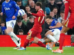 NESTVARNE SCENE U PREMIJER LIGI! Svi se pitaju da li je moguće da ovo nije crveni karton! Ispred sudije umalo obogaljio fudbalera Liverpula dlvvxpMl