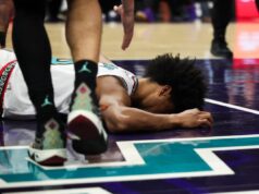 UZNEMIRUJUĆI FOTO Horor scena u NBA: Zakucao, pa pao na glavu – prekid trajao 23 minuta! Košarkaš na nosilima iznet sa terena! Strahovalo se da je slomio vrat! PeOV6nbJ