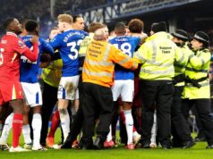 LUDILO I OPŠTA TUČA U DERBIJU LIVERPULA: Everton u 100. minutu iščupao bod protiv najvećeg rivala,a onda je nastao haos! ne00aBOe