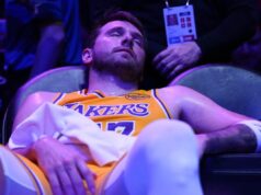 SVI PRIČAJU O SCENI KADA SE DONČIĆ SRUŠIO NA STOLICU! Spakovao 60 poena, pa potpuno ostao bez snage! Ovako iscrpljenog ga nikada nismo videli (FOTO) Luka Dončić