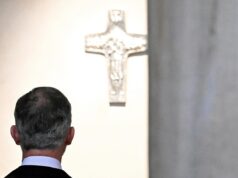 PREOBUKAO SE U SVEŠTENIKA I NAPRAVIO HAOS: Ušao u teren u mantiji i šutnuo protivnika! Sve otkriveno posle pet meseci! Nemanja Subotić u dresu Radnika iz Surdulice