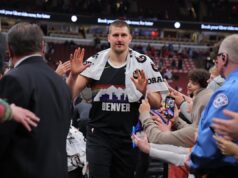 NIKOLA JOKIĆ – ČOVEK KOJI POMERA GRANICE! Ovo što Srbin radi, košarka ne pamti: Napravio istorijski TRIPL-DABL, prestigao legendu i prekinuo crni niz Denvera! Nikola Jokić i Pejton Votson