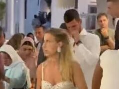 NOVAK IZAŠAO DA PROŠETA, FANOVI GA SALEĆU SA SVIH STRANA… Đoković napravio pometnju na Mikonosu – svi žele sliku sa njim, a on je ovim gestom ponovo oduševio! NOVAK IZAŠAO DA PROŠETA, FANOVI GA SALEĆU SA SVIH STRANA... Đoković napravio pometnju na Mikonosu - svi žele sliku sa njim, a on je ovim gestom ponovo oduševio!