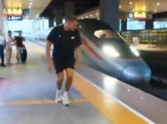 JOKIĆEV ŠOU U KINI: Somborac se trkao sa superbrzim vozom koji juri 350 km/h! (FOTO) Screenshot 2025-07-20 102554.jpg