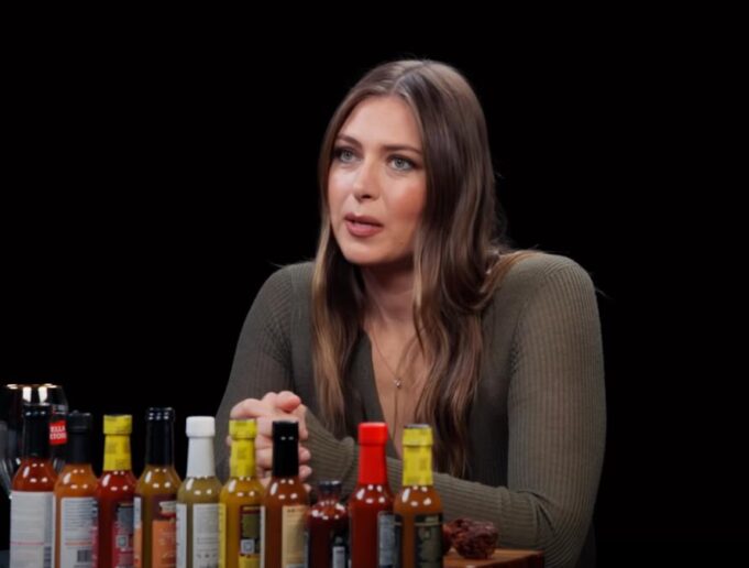 Marija Šarapova stenjanje ljuti sosevi emisija Hot ones