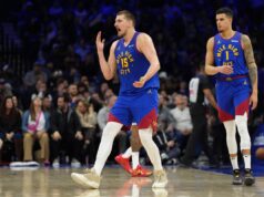 RAZIGRAVAO SAIGRAČE, PA UZEO LOPTU U RUKE KADA SE LOMILO! Pogledajte Jokićeve najbolje poteze sa meča protiv Filadelfije! Poslednji minut bio je za pamćenje! 4e6643ne