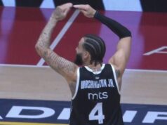POTEZ DVEJNA VAŠINGTONA KOJI JE SVE ZBUNIO! Okrenuo se ka klupi Partizana, podigao ruke i pokazao znak o kom bruji Srbija: Evo o čemu se radi! Dvejn Vašington