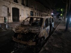 HOROR SCENE U PARIZU NA PROSLAVI POBEDE PSŽ NAD ARSENALOM: Uletao kolima u masu! Iz osvete mu auto demolirali i zapalili 38V75qNl