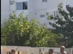 ISPLIVAO JEZIV SNIMAK – OPŠTI HAOS NA IBICI: Fudbaler gađao stolicom i onesvestio devojku kraj bazena DJrwrRqe