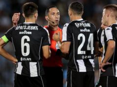 CRVENI KARTON, PA HLADAN TUŠ ZA PARTIZAN: Škotski tim lako zatresao mrežu u Humskoj Navijači Leha razvili transparent Kosovo je Srbija