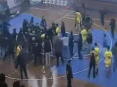 NAVIJAČI UPALI U TEREN I NASRNULI NA IGRAČE PARTIZANA, ONI SPASAVALI ŽIVU GLAVU! Evo zašto su Grobari priredili buran doček Grcima! Sukob traje godinama! Glb0yWZe