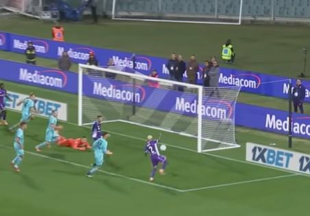 CELA-ITALIJA-MU-SE-SMEJE-ZBOG-OVOG-PROMASAJA-Fudbaler-Fiorentine.jpg profimedia-1048381533.jpg