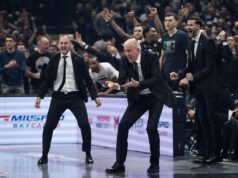 DETALJ KOJI JE MNOGIMA PROMAKAO! Kamera uhvatila na tribinama bivšeg saradnika Željka Obradovića! Sa navijačima Partizana pratio sramotu protiv Makabija! (FOTO Aleksander Zverev