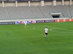 ARNAUTOVIĆ I RADONJIĆ RADILI U PARU: Vreme na Pafosu nije idealno, ali Miloje i za to ima rešenje! (FOTO+FOTO) Vladan Milojević potpisuje loptu na Kipru
