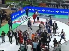 BACIO LOPTU NA TRIBINE, NAVIJAČI UŠLI NA PARKET SA NAMEROM DA SE POTUKU SA NJIM! Nesuđeno pojačanje Partizana napravilo haos! Jedva izbegnuta opšta makljaža! BACIO LOPTU NA TRIBINE, NAVIJAČI UŠLI NA PARKET SA NAMEROM DA SE POTUKU SA NJIM! Nesuđeno pojačanje Partizana napravilo haos! Jedva izbegnuta opšta makljaža!