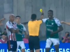 SUDIJA POKAZAO DRUGI ŽUTI KARTON FUDBALERU, ALI ODBIO DA GA ISKLJUČI?! Pogledajte jednu od najbizarnijih scena sa fudbalske utakmice Stadion Alehandro Viljanueva