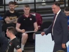 BIVŠI TRENER PARTIZANA U SUKOBU SA SVIMA! Raspravljao se sa sudijama, protivničkim trenerom, pa ušao u klinč i sa igračem! Morali da ga razdvajaju! (FOTO) zvezdabarcelona38480.jpg