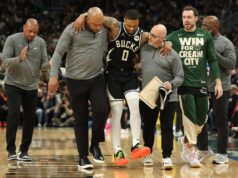BIZARNA POVREDA ZVEZDE NBA LIGE! Dodao loptu saigraču, pa se SRUŠIO na parket! U bolovima je iznet sa terena! (FOTO) E8g9gMWJ