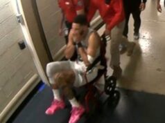 POTRESNA SCENA U MEDISON SKVER GARDENU – TEJTUM U INVALIDSKIM KOLICIMA: Drži se za glavu i roni suze posle užasne povrede! NJKoQKvJ